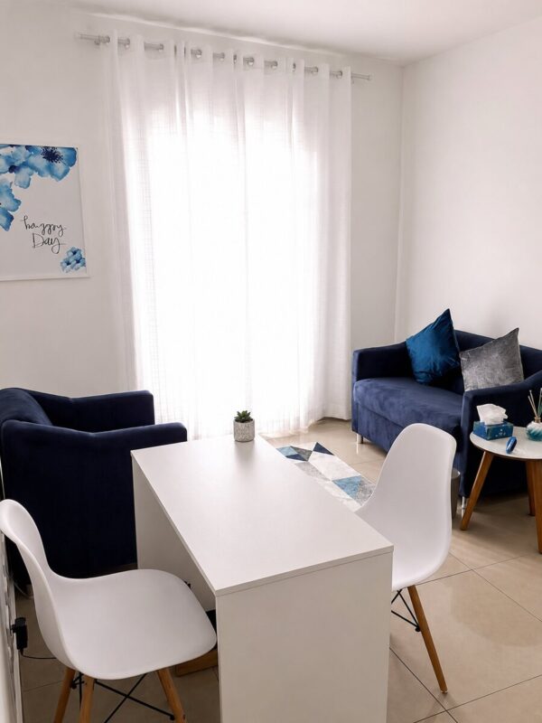 Sala com mesa de atendimento