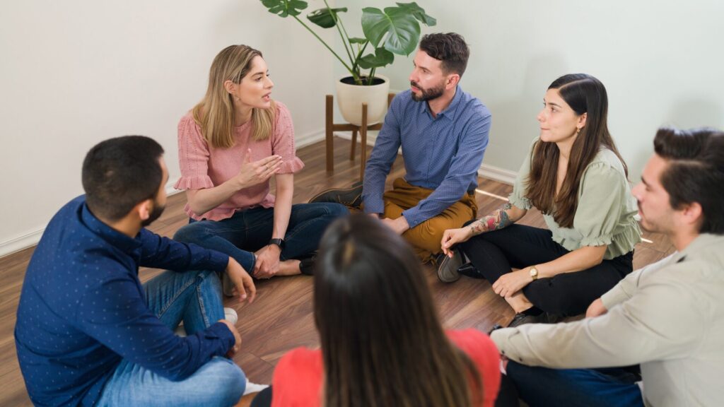 Grupo de colaboradores em roda de conversa sobre saúde mental